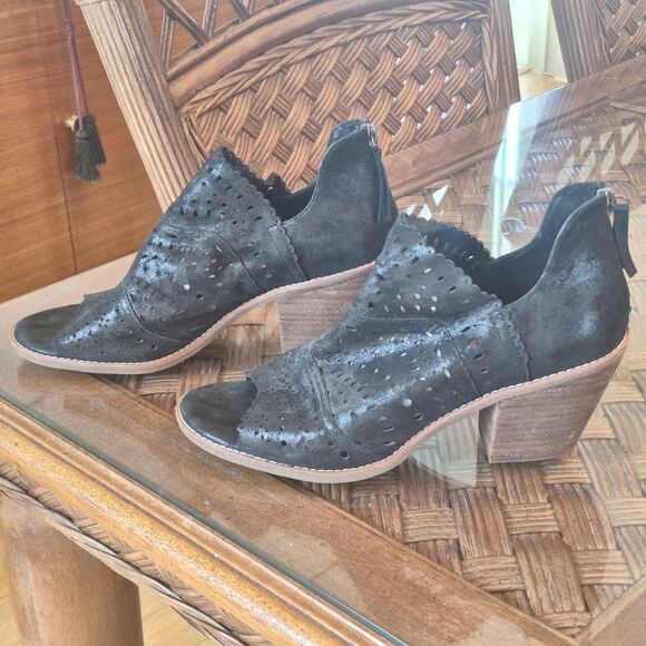 Sofft Millard Peep-Toe Bootie Black Leather Scalloped Laser Cut Zip COMFORT 10 - Picture 16 of 16